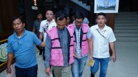 Kejatisu saat menangkap 4 tersangka baru kasus korupsi pembangunan jalan di Kabupaten Batubara, Senin (01/09/2025). (Foto : Dok Kejati Sumut)