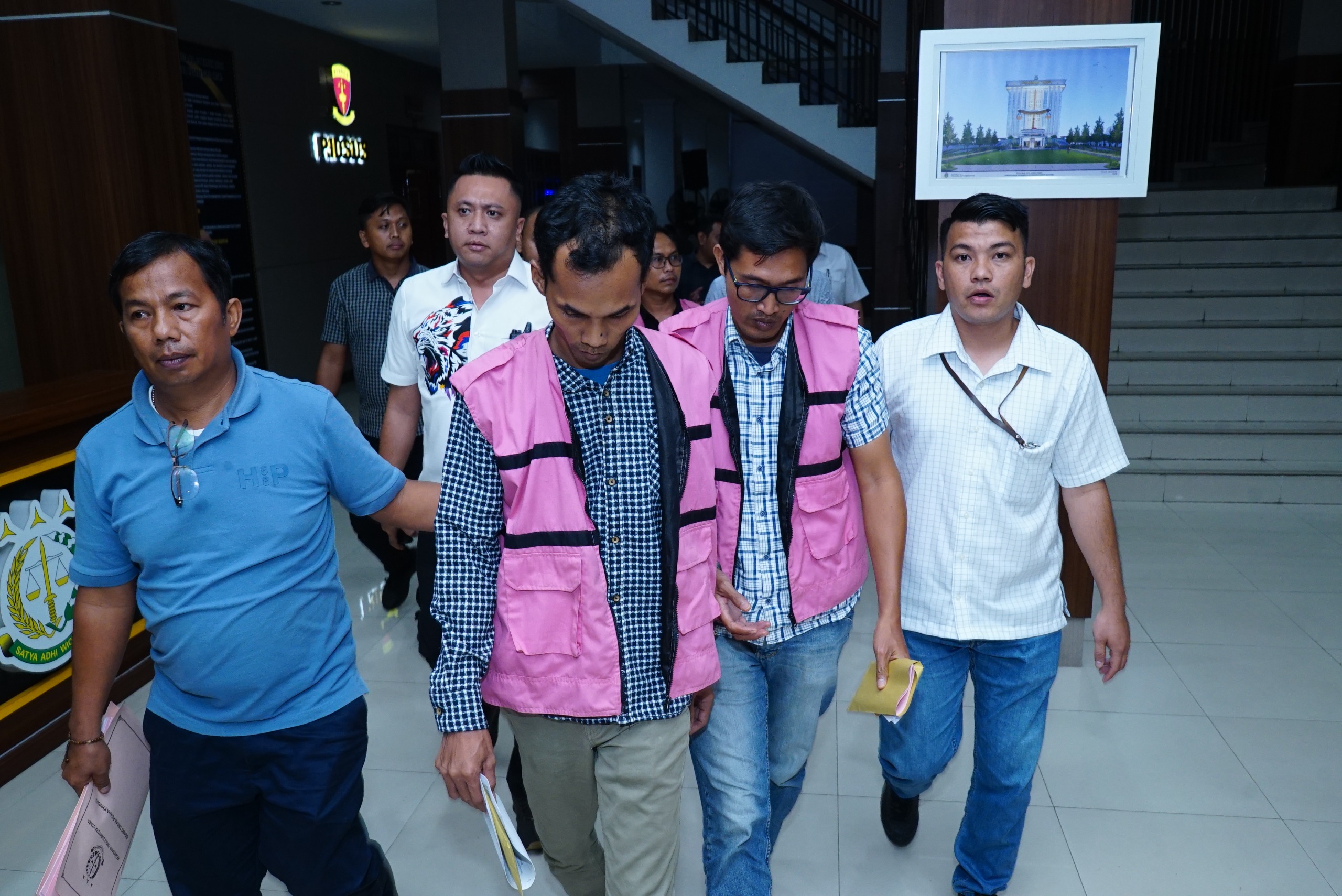 Kejatisu saat menangkap 4 tersangka baru kasus korupsi pembangunan jalan di Kabupaten Batubara, Senin (01/09/2025). (Foto : Dok Kejati Sumut)