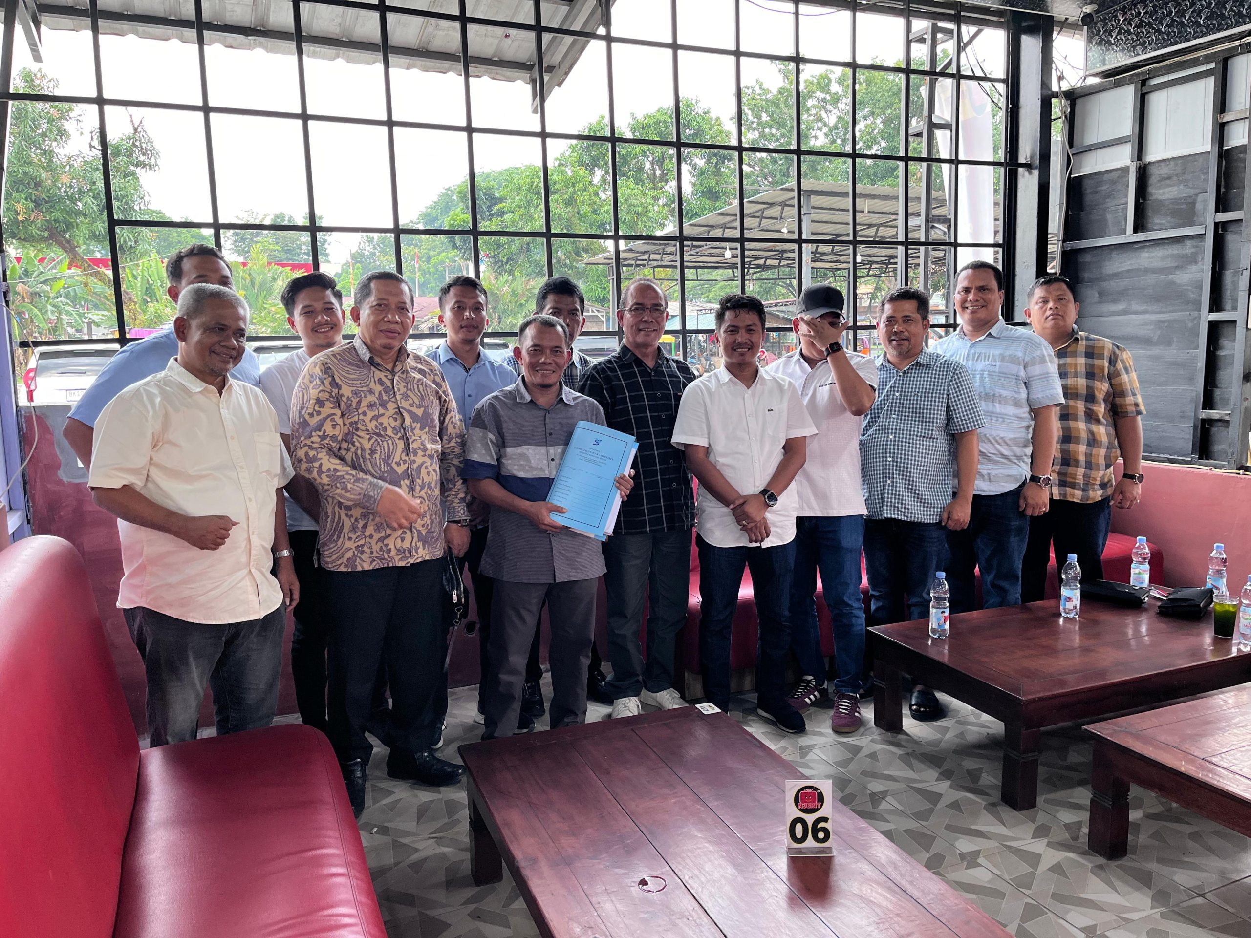 Sejumlah Anggota DPRD Tapteng usai melaporkan Bupati Tapteng ke Kejati Sumut, Senin (01/09/2025) terkait dugaan penggunaan anggaran P-APBD. (Foto/ Istimewah)