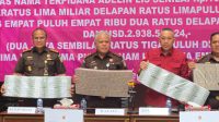 Kepala Kejati Sumut M.Husairi didampingi Kasipenkum Kejatisu dan Kajari Medan memperlihatkan tumpukan uang miliaran rupiah saat konferensi pers di Kantor Kejatisu Jalan A.H Nasution, Kota Medan, Rabu (03/08/2025) Foto : Dok Kejatisu