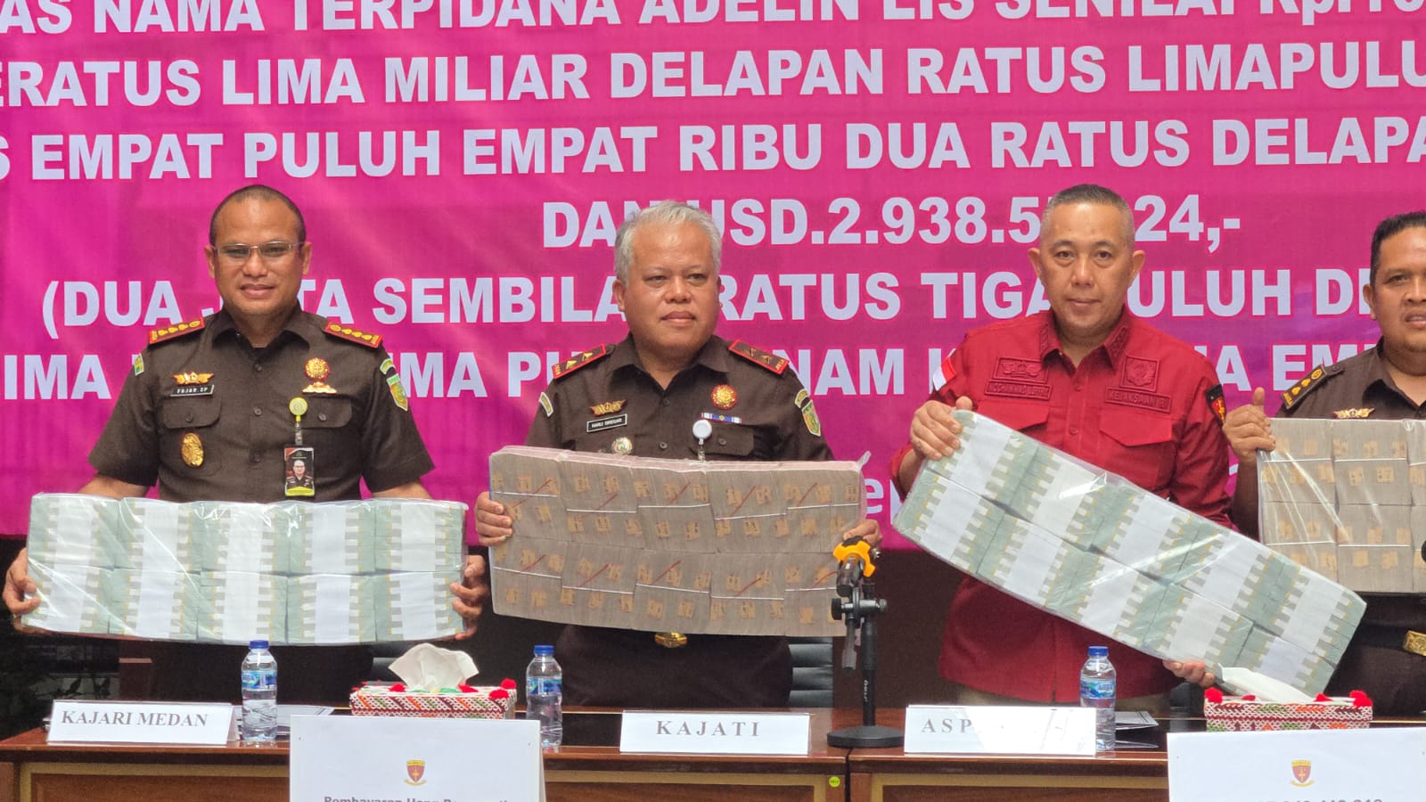 Kepala Kejati Sumut M.Husairi didampingi Kasipenkum Kejatisu dan Kajari Medan memperlihatkan tumpukan uang miliaran rupiah saat konferensi pers di Kantor Kejatisu Jalan A.H Nasution, Kota Medan, Rabu (03/08/2025) Foto : Dok Kejatisu