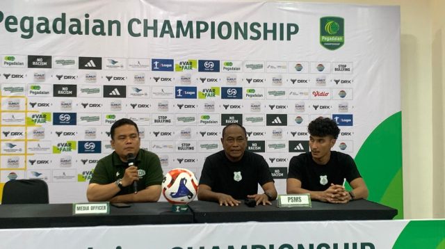 Pelatih PSMS Medan Kas Hartadi bersama Kapten Tim PSMS Medan Zikri Ferdiansyah saat konferensi pers jelang laga pembuka Championship musim 2025/2026 di Stadion Utama Sumatera Utara, Jumat (12/9/2025) malam. (Foto: Istimewa)