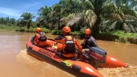 Tim SAR saat melakukan pencarian terhadap seorang pria yang hilang terseret arus akibat perahu terbalik di Sungai Batang Natal, Kabupaten Mandailing Natal, Selasa (19/09/2025).