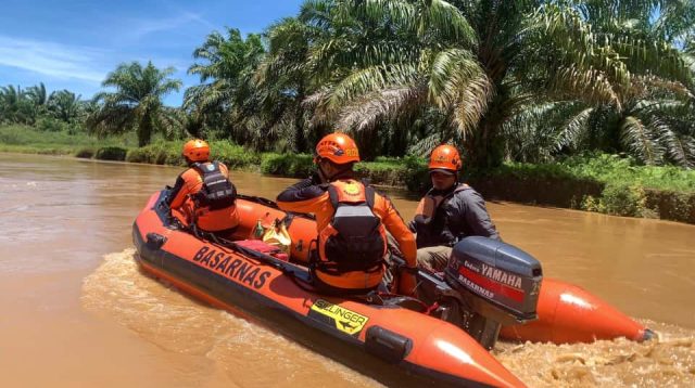 Tim SAR saat melakukan pencarian terhadap seorang pria yang hilang terseret arus akibat perahu terbalik di Sungai Batang Natal, Kabupaten Mandailing Natal, Selasa (19/09/2025).