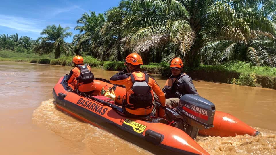 Tim SAR saat melakukan pencarian terhadap seorang pria yang hilang terseret arus akibat perahu terbalik di Sungai Batang Natal, Kabupaten Mandailing Natal, Selasa (19/09/2025).