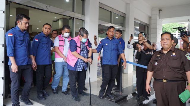 Petugas Kejatisu memboyong dua tersangka kasus korupsi pengadaan kapal tunda PT Pelindo l ke mobil tahanan, Kamis (25/09/2025). (Foto : Tudin)