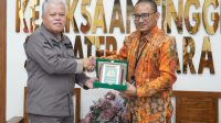 Kepala Kanwil I KPPU, Ridho Pamungkas menerima cindera mata dari Kepala Kejati Sumut Dr. Harli Siregar di Kantor Kejatisu Jalan A.H Nasution, Kota Medan, Jumat (05/09/2025).