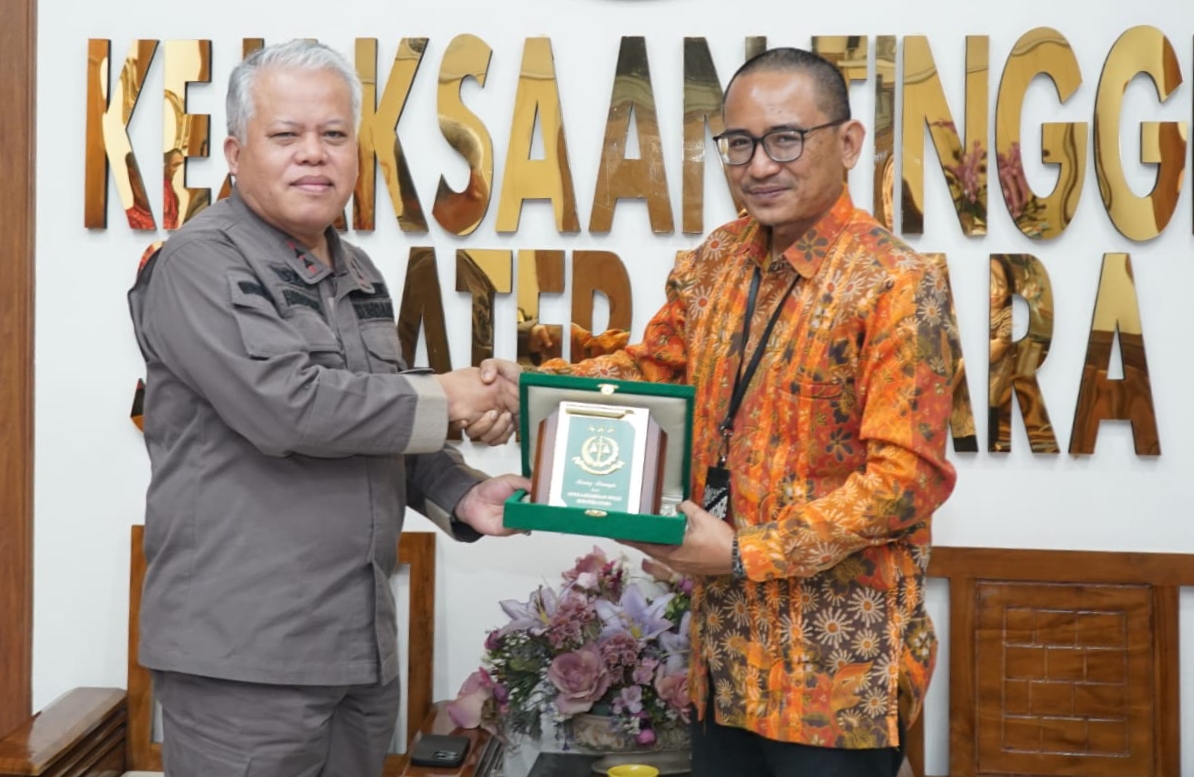 Kepala Kanwil I KPPU, Ridho Pamungkas menerima cindera mata dari Kepala Kejati Sumut Dr. Harli Siregar di Kantor Kejatisu Jalan A.H Nasution, Kota Medan, Jumat (05/09/2025).