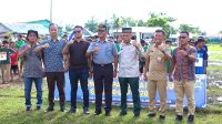 Ketua panitia dan unsur forkopimcam foto bersama saat pembukaan Turnamen Sepak Bola Kiyam U-14 Gempar Cup ll di Lapangan Perumahan Griya Sultan Asri Desa Pahang, Kecamatan Talawi, Kabupaten Batubara, Senin (15/09/2025).