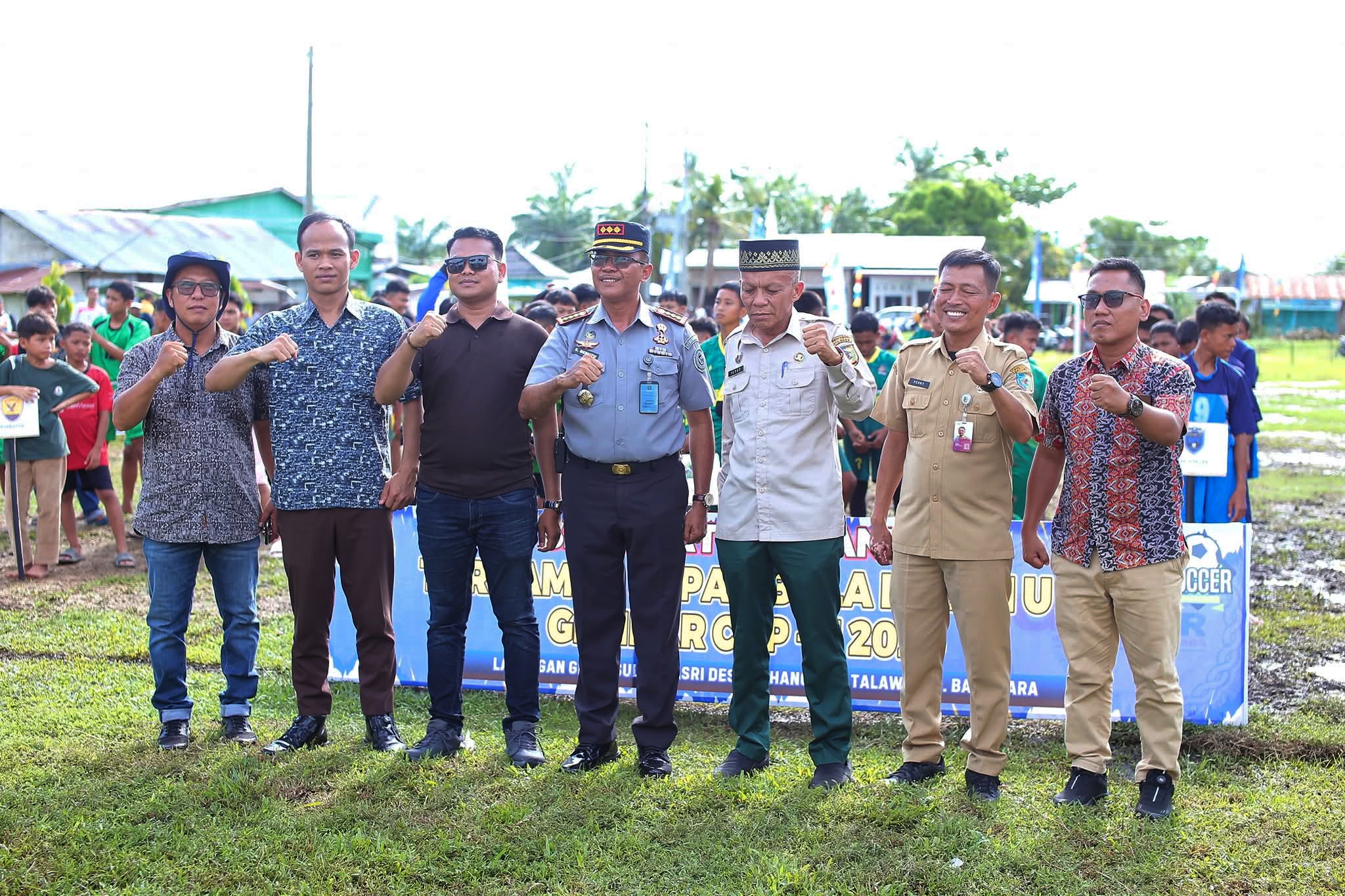 Ketua panitia dan unsur forkopimcam foto bersama saat pembukaan Turnamen Sepak Bola Kiyam U-14 Gempar Cup ll di Lapangan Perumahan Griya Sultan Asri Desa Pahang, Kecamatan Talawi, Kabupaten Batubara, Senin (15/09/2025).