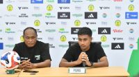 Pelatih PSMS Medan Kas Hartadi dan Gelandang bertahan PSMS Medan, Ichlausul Qadri saat jumpa pers, Jumat (10/10/2025). Foto : Dokumentasi PSMS Medan.