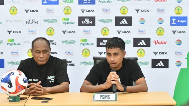 Pelatih PSMS Medan Kas Hartadi dan Gelandang bertahan PSMS Medan, Ichlausul Qadri saat jumpa pers, Jumat (10/10/2025). Foto : Dokumentasi PSMS Medan.