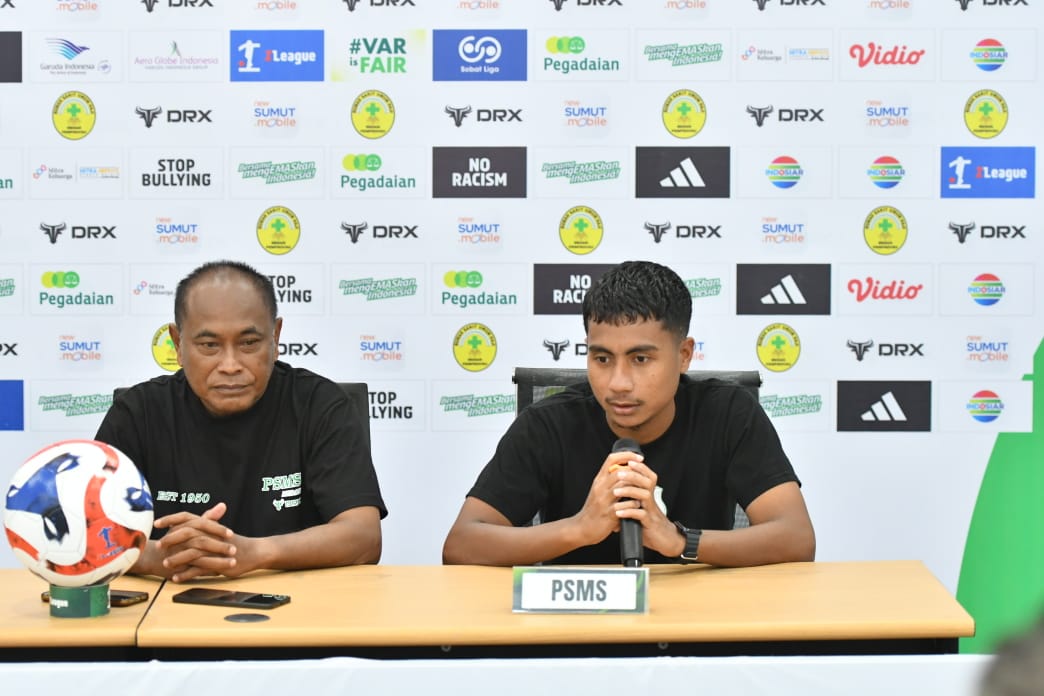 Pelatih PSMS Medan Kas Hartadi dan Gelandang bertahan PSMS Medan, Ichlausul Qadri saat jumpa pers, Jumat (10/10/2025). Foto : Dokumentasi PSMS Medan.