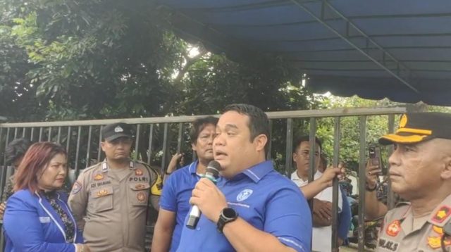 Sekda DPD GAMKI Sumut, Erwin Situmorang didampingi Polisi Polsek Patumbak saat mediasi pasca ricuh saat Konfercab DPC GAMKI Deliserdang di Gereja BJ GBI Setia Tani, Jalan Pertanian Desa Marindal l, Kecamatan Patumbak, Deliserdang, Kamis (23/10/2025).