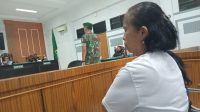 Foto : Ibu korban Lenny Damanik saat menghadiri sidang tuntutan terdakwa Sertu Reza Pahvili di Pengadilan Militer l Medan Jalan Ngumban Surbakti, Kota Medan,Kamis (02/10/2025). (Foto : Dok LBH Medan).