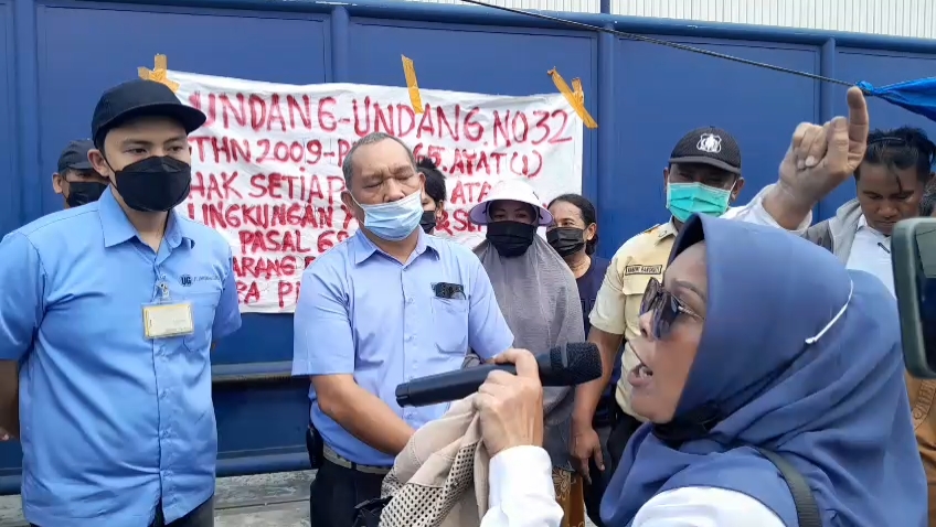 Warga saat unjuk rasa di PT Universal Gloves Jalan Patumbak, Deliserdang, Senin (06/10/2025).