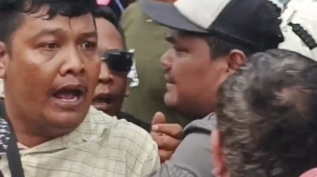 Tangkapan layar salah satu pria yang diduga melakukan kekerasan terhadap wartawan saat unjuk rasa di PT Universal Gloves (UG), Jalan Besar Patumbak, Dusun I Desa Patumbak Kampung, Senin (9/6/2025).