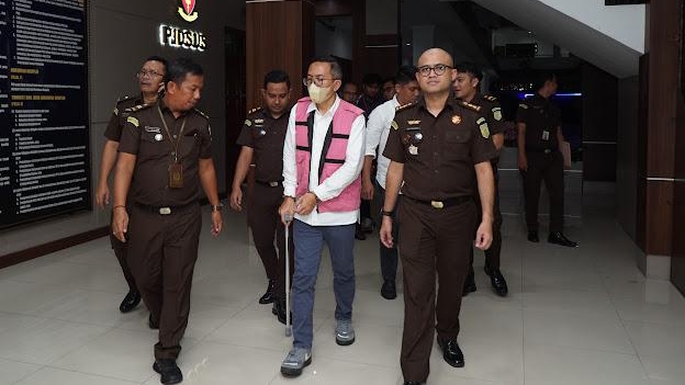Tim Pidsus Kejatisu saat menahan RS tersangka korupsi 2 unit kaapl tunda PT Pelindo l (Foto : Dokumentasi Kejatisu)