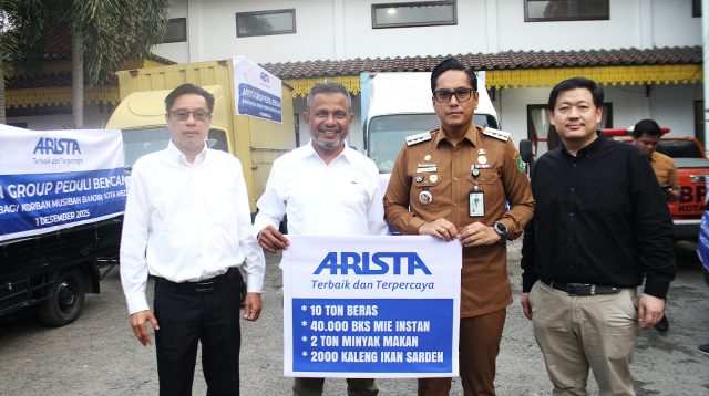 Direktur Operasinal Ali Hanafiah disaksikan Iskandar ST, dan Suandy Wijaya menyerahkan secara simbolis bantuan Arista Grup kepada Walikota Medan Rico Waas.