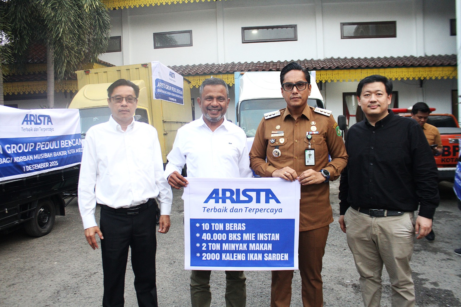 Direktur Operasinal Ali Hanafiah disaksikan Iskandar ST, dan Suandy Wijaya menyerahkan secara simbolis bantuan Arista Grup kepada Walikota Medan Rico Waas.