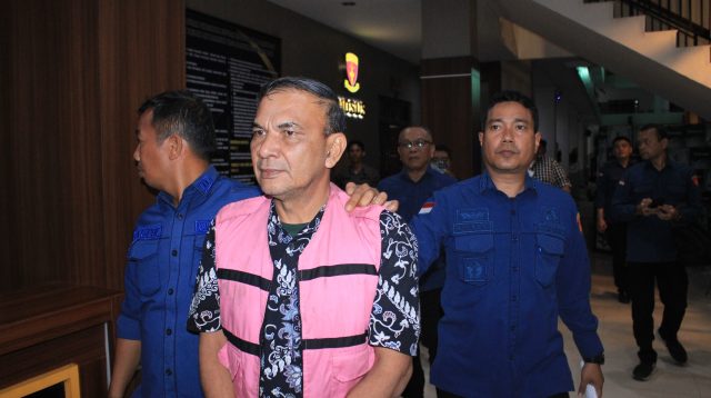 Tersangka Idham Khalid menggunakan rompi tahanan Kejati Sumut setelah ditetapkan sebagai tersangka kasus korupsi smartboard, Kamis (04/12/2025) malam.