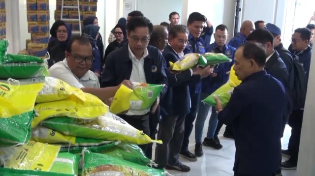 Ketua DPW NasDem Sumut Iskandar ST didampingi Wakil Ketua Salman Ginting ; Bendahara Iqbal Simangunsong ; Ketua DPW KOMBAT Ricky Anthony turun langsung memuat bantuan logistik untuk korban bencana alam di Sumut.