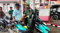 Personlin TNI Denbekang I/2A Sibolga saat membantu pengisian BBM di SPBU Sibolga-Tapteng. Foto/ Tudin.