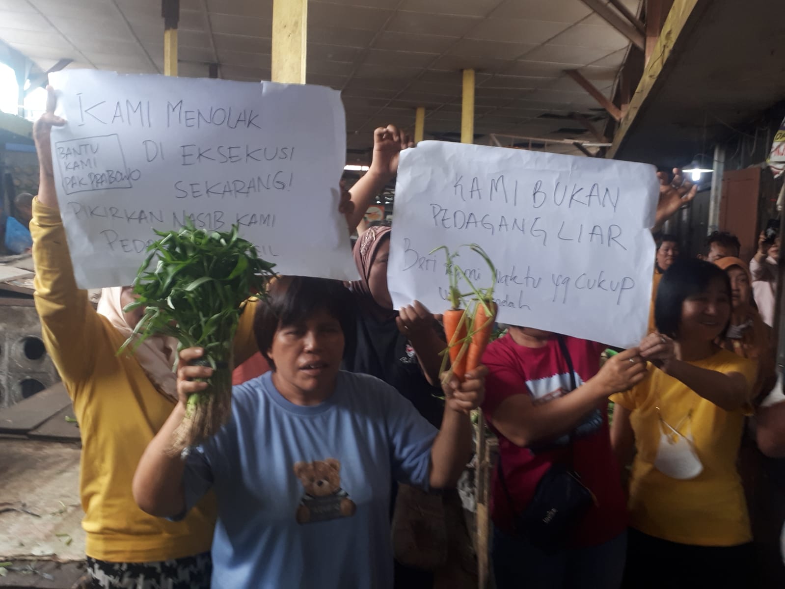 Pedagang Pasar Sambas. Foto: Tudin.