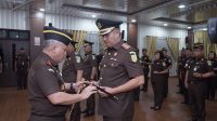 Kepala Kejaksaan Tinggi Sumatra Utara (Kejatisu) Harli Siregar saat melantik pejabat strategis kejaksaan.