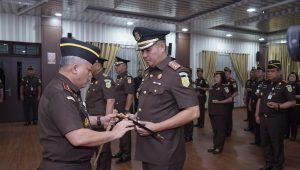 Kepala Kejaksaan Tinggi Sumatra Utara (Kejatisu) Harli Siregar saat melantik pejabat strategis kejaksaan.