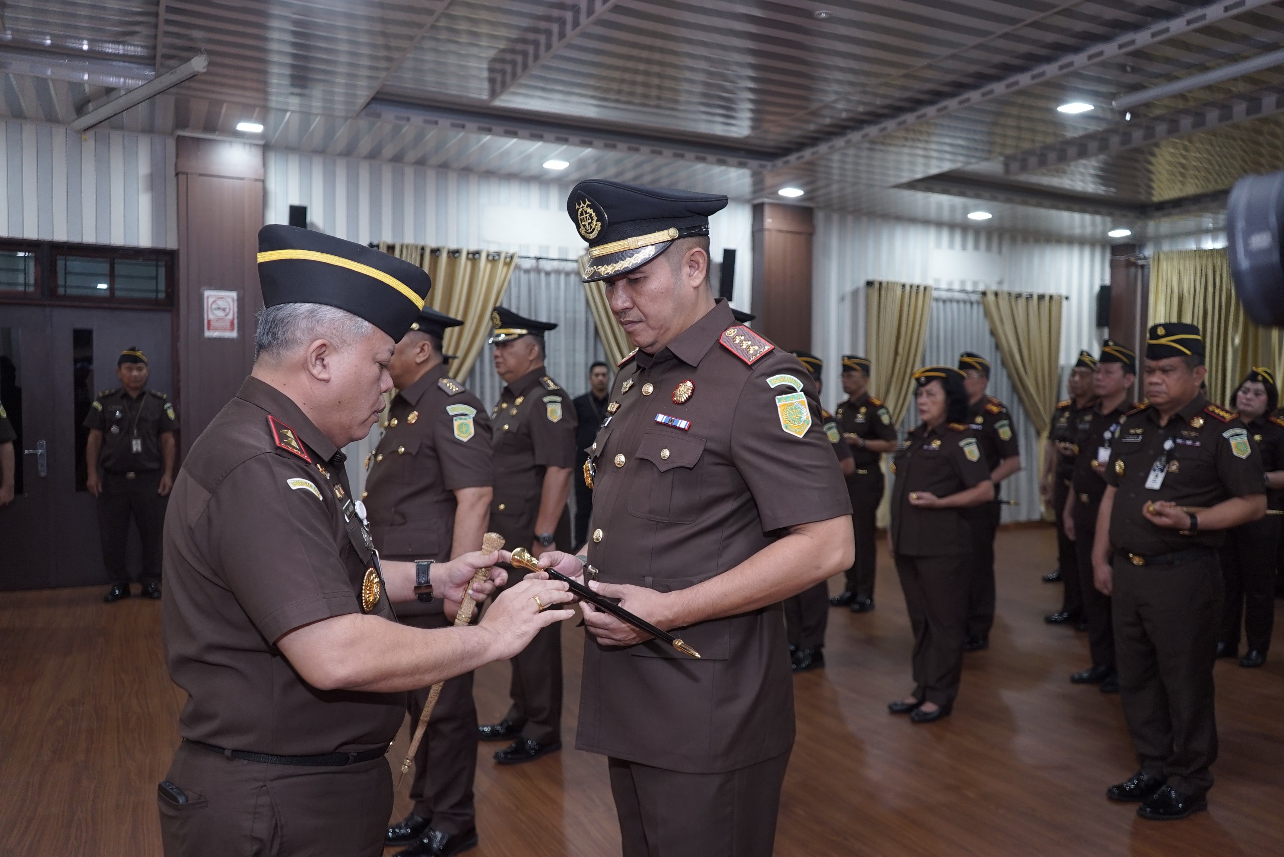 Kepala Kejaksaan Tinggi Sumatra Utara (Kejatisu) Harli Siregar saat melantik pejabat strategis kejaksaan.