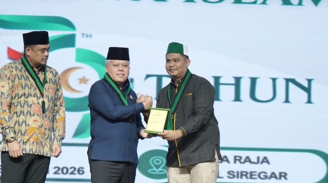 Kajatisu Harli Siregar menerima cindera mata saat Milad Ke-79 HMI Badko Sumut, Sabtu (07/02/2026). Foto/ Dok Kejatisu.