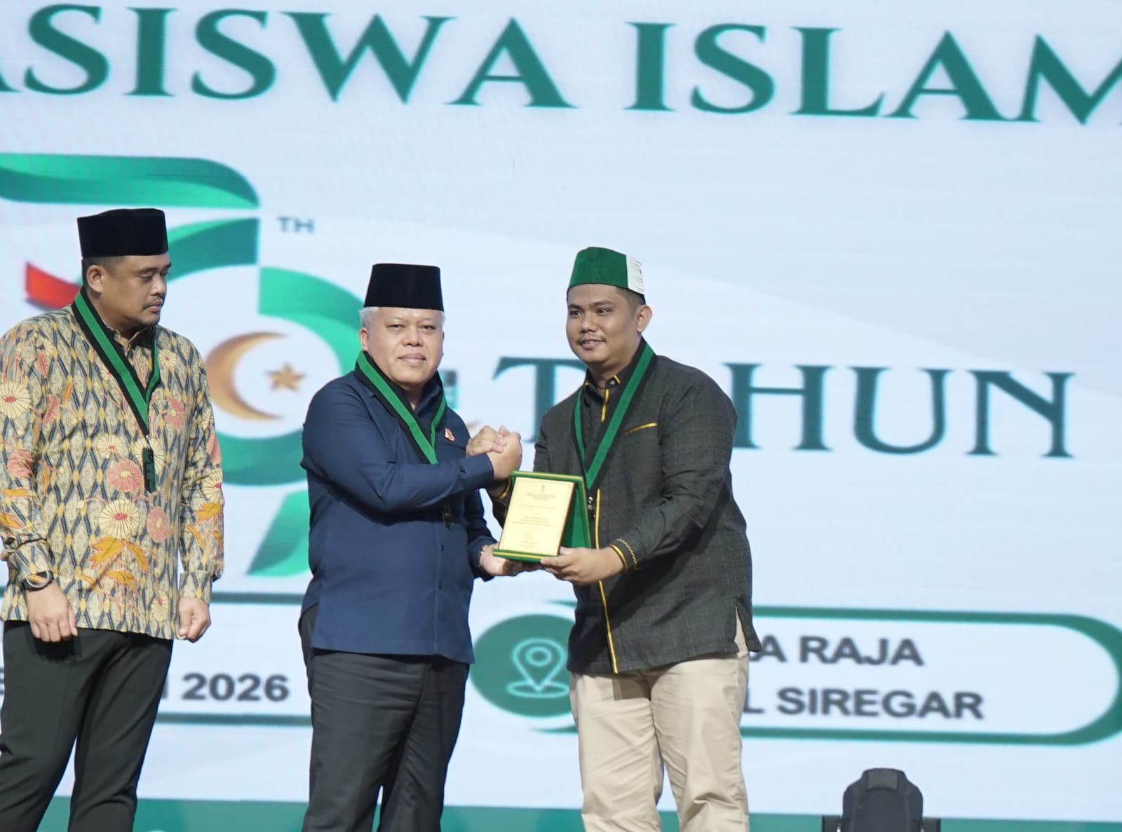 Kajatisu Harli Siregar menerima cindera mata saat Milad Ke-79 HMI Badko Sumut, Sabtu (07/02/2026). Foto/ Dok Kejatisu.