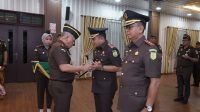 Kajati Sumut Harli Siregar saat melantik dua pejabat Kejaksaan. (Foto: Dok Kejatisu).