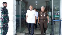 Kepala Kejati Sumut, Harli Siregar mendampingi Wakil Menteri Tenaga Kerja (Wamenaker) Republik Indonesia (RI) Afriansyah Noor berkunjung ke kantor Kejaksaan Tinggi Sumatera Utara (Kejatisu) Jalan A.H Nasution, Kota Medan, Selasa (10/03/ 2026).