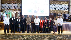 Foto bersama Kajatisu Harli Siregar bersama pastor dan jajarannya.