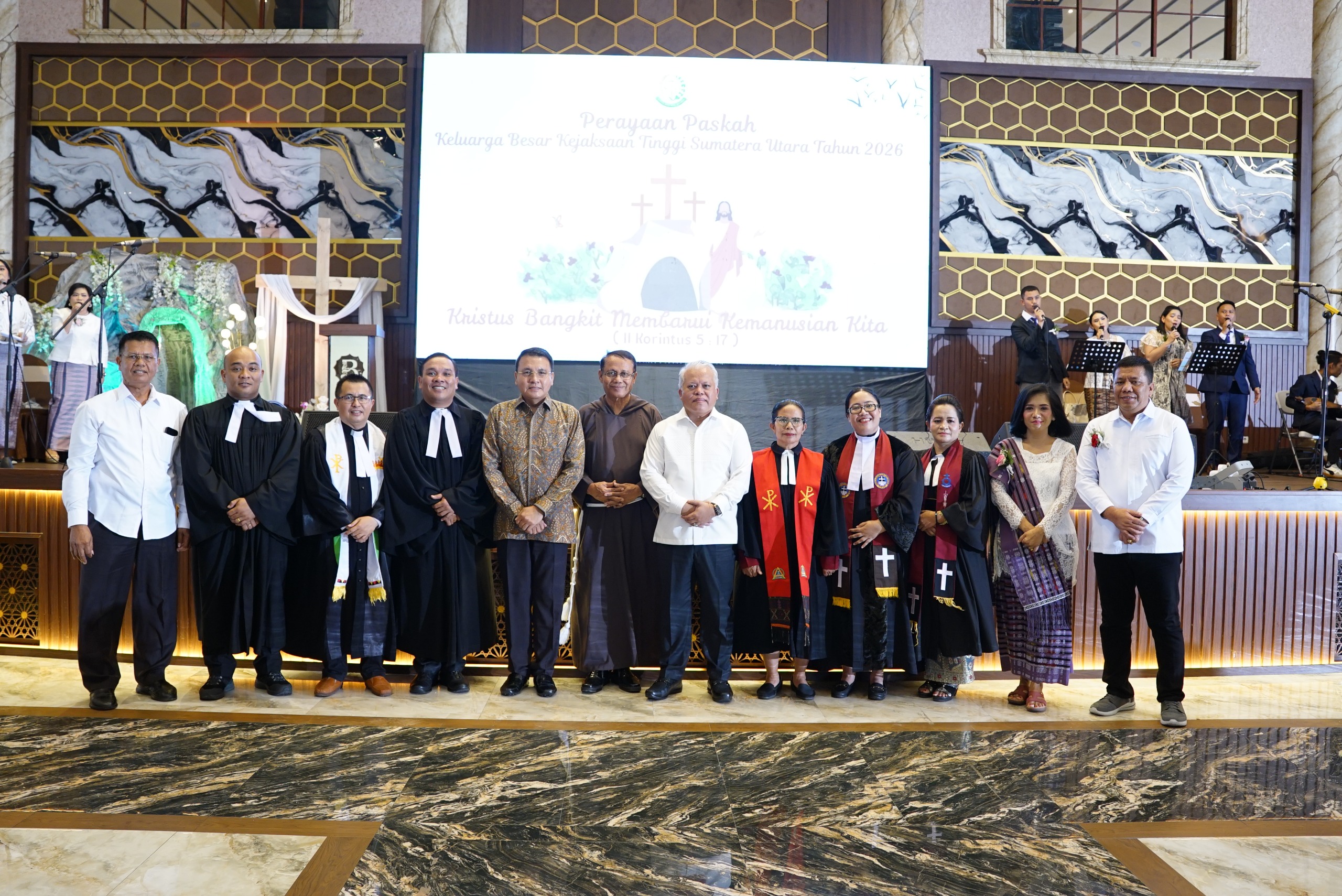 Foto bersama Kajatisu Harli Siregar bersama pastor dan jajarannya.