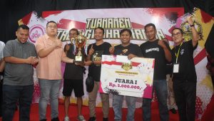 H. Palacheta saat memberikan piala truf Graha Kirana.