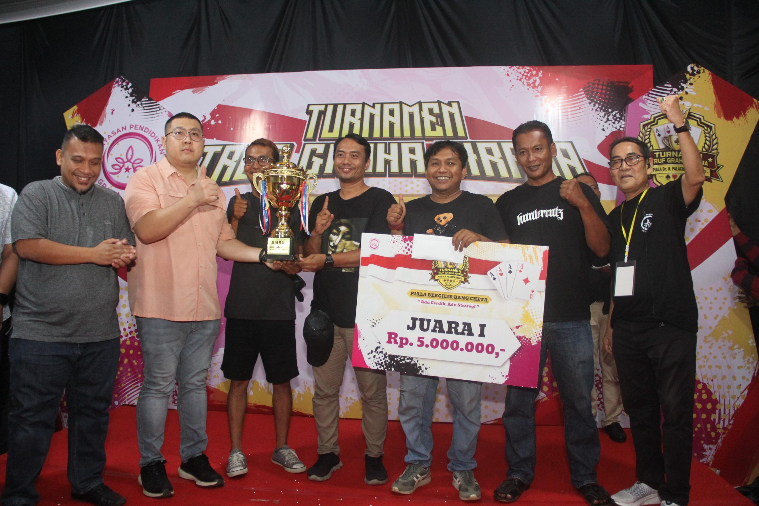 H. Palacheta saat memberikan piala truf Graha Kirana.